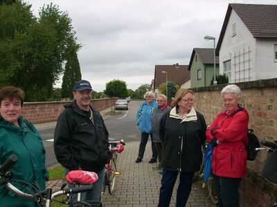 vor dem Jüdischen Friedhof in Otterstadt 