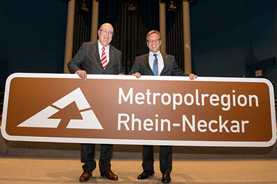 Helmut Beck und Verbandsdirektor Schlusche präsentieren das neue Schild. Foto: VRRN.